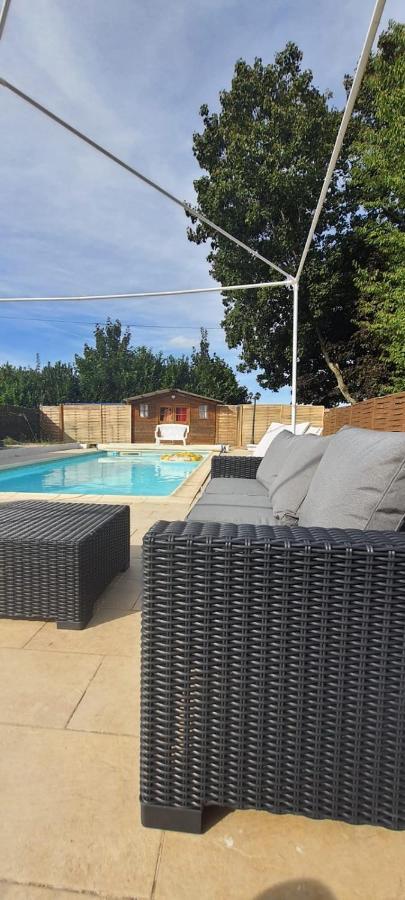 Studio Meuble Avec Piscine Partagee La Ferte-Gaucher Luaran gambar