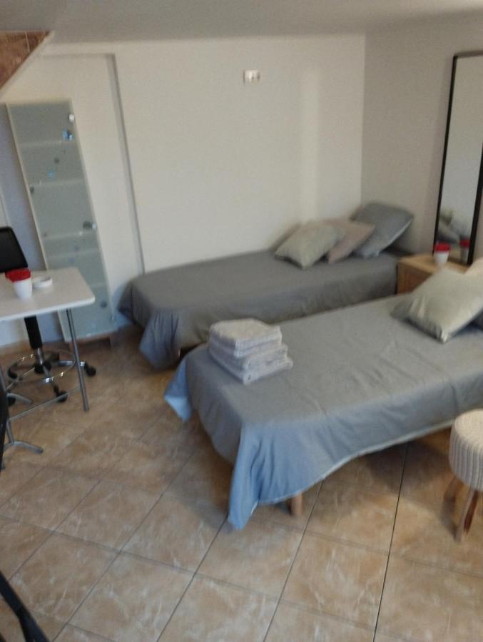 Studio Meuble Avec Piscine Partagee La Ferte-Gaucher Luaran gambar